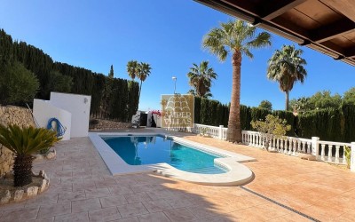 CHALET EN ZONA TRANQUILA CON PISCINA PRIVADA