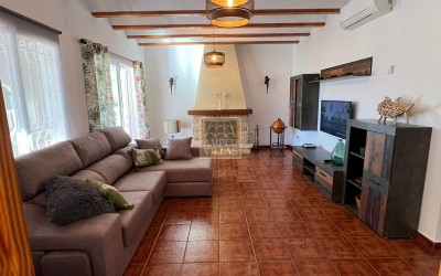 CHALET EN ZONA TRANQUILA CON PISCINA PRIVADA