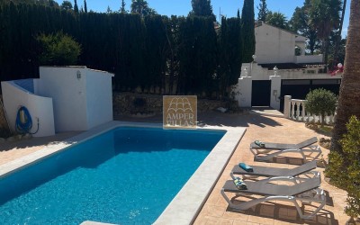 CHALET EN ZONA TRANQUILA CON PISCINA PRIVADA