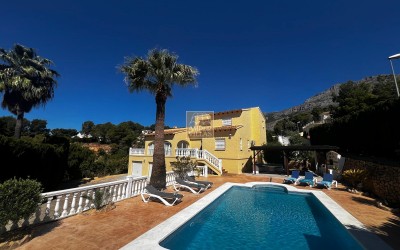 CHALET EN ZONA TRANQUILA CON PISCINA PRIVADA