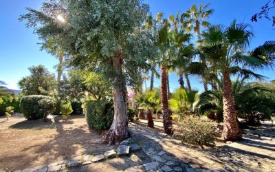 Villa de estilo mediterráneo con gran jardín llano en Alfaz del Pi.