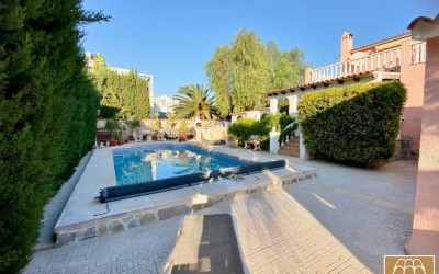 Bonita villa con piscina climatizada y parcela llana en Alfaz del Pi.