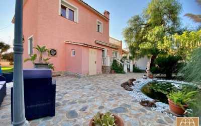 Bonita villa con piscina climatizada y parcela llana en Alfaz del Pi.