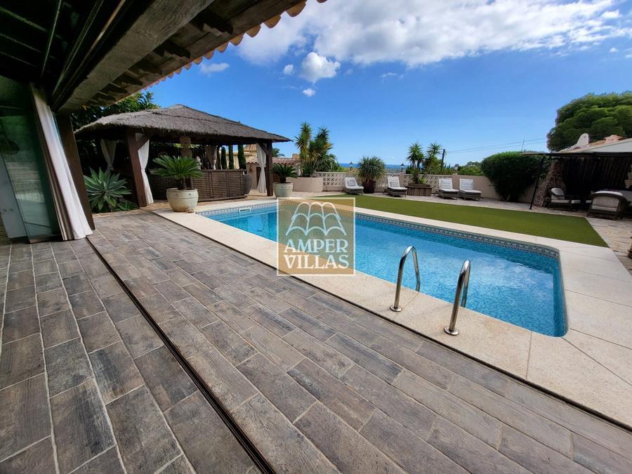 Fantástica y elegante villa con parcela llana y vistas al mar.