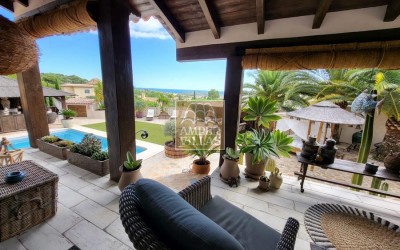 Fantástica y elegante villa con parcela llana y vistas al mar.