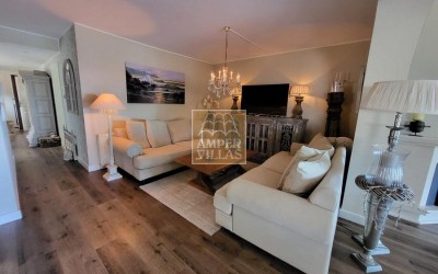 Fantástica y elegante villa con parcela llana y vistas al mar.