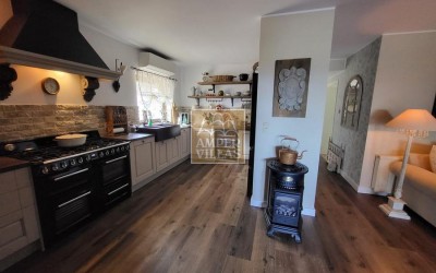 Fantástica y elegante villa con parcela llana y vistas al mar.