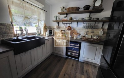 Fantástica y elegante villa con parcela llana y vistas al mar.