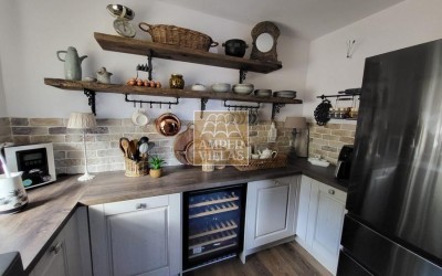 Fantástica y elegante villa con parcela llana y vistas al mar.