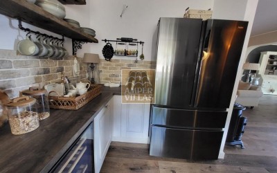 Fantástica y elegante villa con parcela llana y vistas al mar.