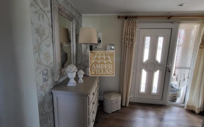 Fantástica y elegante villa con parcela llana y vistas al mar.