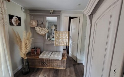 Fantástica y elegante villa con parcela llana y vistas al mar.