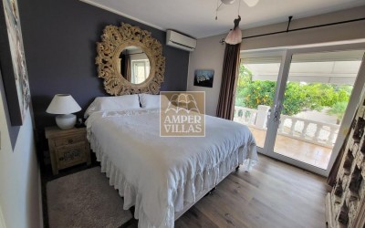 Fantástica y elegante villa con parcela llana y vistas al mar.