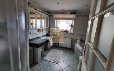 Fantástica y elegante villa con parcela llana y vistas al mar.