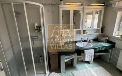 Fantástica y elegante villa con parcela llana y vistas al mar.