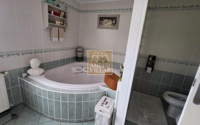 Fantástica y elegante villa con parcela llana y vistas al mar.