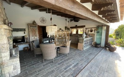 Fantástica y elegante villa con parcela llana y vistas al mar.