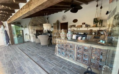 Fantástica y elegante villa con parcela llana y vistas al mar.