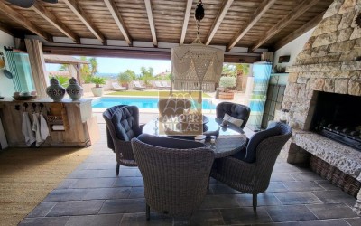 Fantástica y elegante villa con parcela llana y vistas al mar.