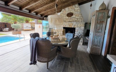 Fantástica y elegante villa con parcela llana y vistas al mar.