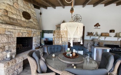 Fantástica y elegante villa con parcela llana y vistas al mar.