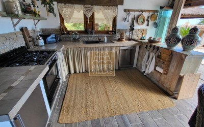 Fantástica y elegante villa con parcela llana y vistas al mar.