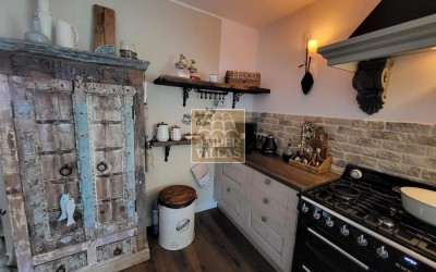 Fantástica y elegante villa con parcela llana y vistas al mar.