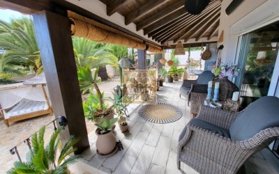 Fantástica y elegante villa con parcela llana y vistas al mar.