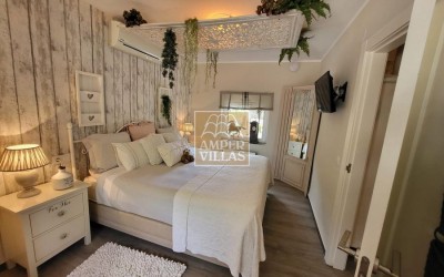 Fantástica y elegante villa con parcela llana y vistas al mar.