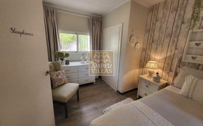 Fantástica y elegante villa con parcela llana y vistas al mar.