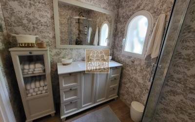 Fantástica y elegante villa con parcela llana y vistas al mar.