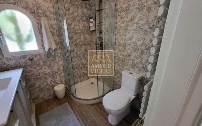 Fantástica y elegante villa con parcela llana y vistas al mar.