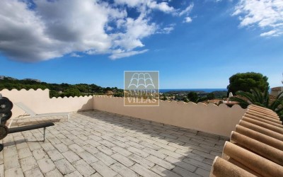 Fantástica y elegante villa con parcela llana y vistas al mar.