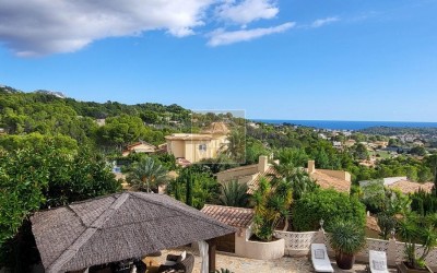 Fantástica y elegante villa con parcela llana y vistas al mar.