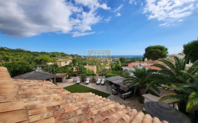 Fantástica y elegante villa con parcela llana y vistas al mar.