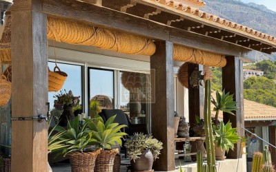 Fantástica y elegante villa con parcela llana y vistas al mar.