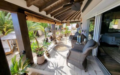 Fantástica y elegante villa con parcela llana y vistas al mar.