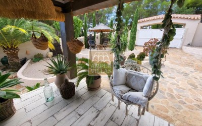 Fantástica y elegante villa con parcela llana y vistas al mar.