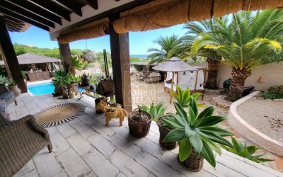 Fantástica y elegante villa con parcela llana y vistas al mar.