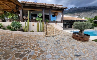 Fantástica y elegante villa con parcela llana y vistas al mar.