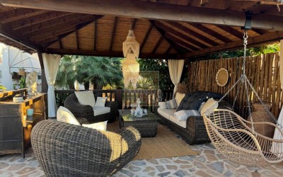 Fantástica y elegante villa con parcela llana y vistas al mar.