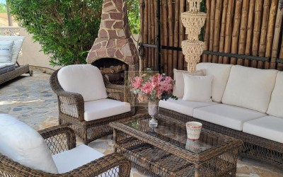 Fantástica y elegante villa con parcela llana y vistas al mar.