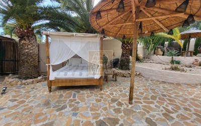 Fantástica y elegante villa con parcela llana y vistas al mar.