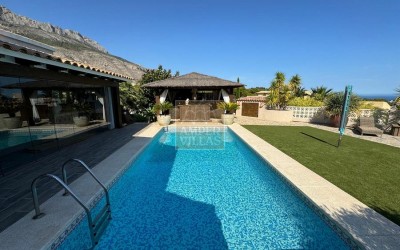 Fantástica y elegante villa con parcela llana y vistas al mar.