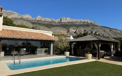 Fantástica y elegante villa con parcela llana y vistas al mar.
