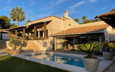 Fantástica y elegante villa con parcela llana y vistas al mar.