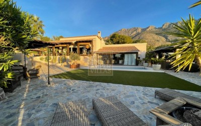 Fantástica y elegante villa con parcela llana y vistas al mar.