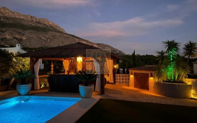 Fantástica y elegante villa con parcela llana y vistas al mar.