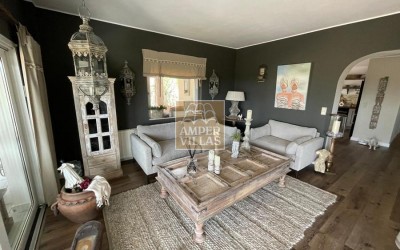 Fantástica y elegante villa con parcela llana y vistas al mar.