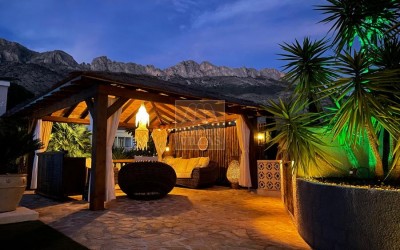 Fantástica y elegante villa con parcela llana y vistas al mar.